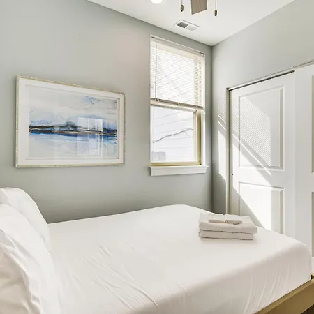 Walk To Blue Line: Sleek In Bucktown! Apartment