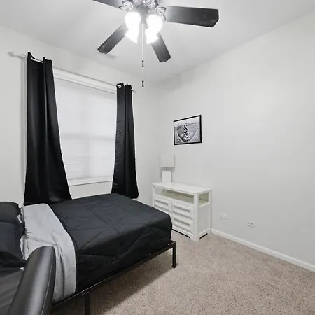 Closest To The United Center 3 Bedrooms & Futon