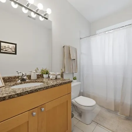 Closest To The United Center 3 Bedrooms & Futon Apartment *
