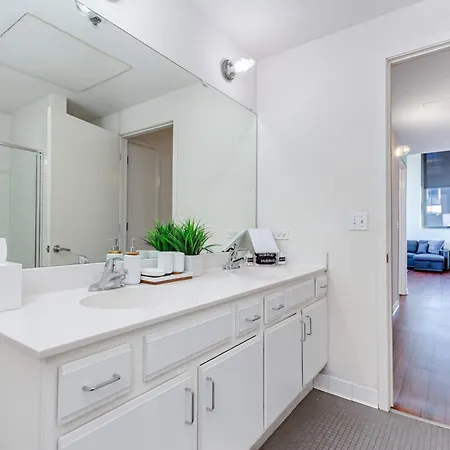 Downtown With Free In & Out Parking-2 Apartment *
