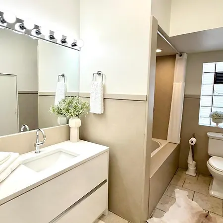 Steps To & Designer Lakefront With Free Parking * Chicago