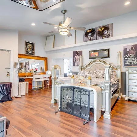 Walk To Stores & Parks! Stylish Apartment Chicago