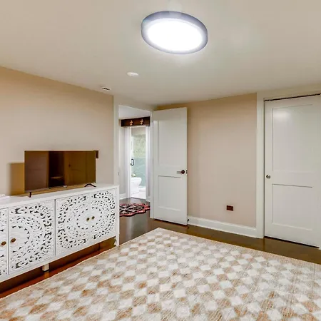 Cozy Retreat Near Wrigley & Universities Apartment Chicago