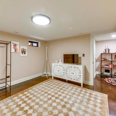 Cozy Retreat Near Wrigley & Universities