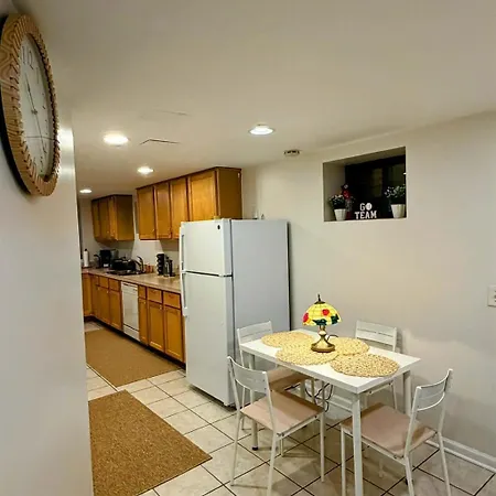 2br Garden In Lakeview Walk To Wrigley Chicago