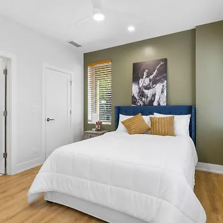 Black Gallery Solar 2br Woodlawn Apartment