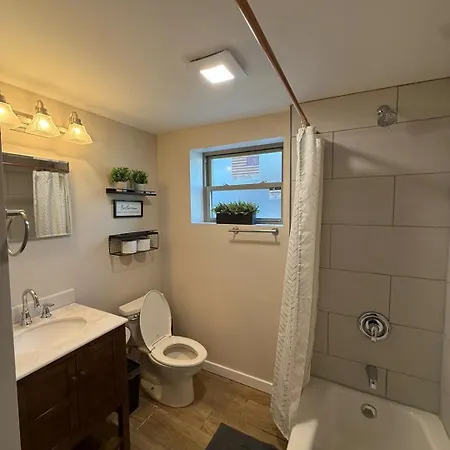 Apartment Near Wrigley • Sleeps 4 • Games + Fireplace