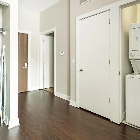 Landing Stylish 2bd Gym Rooftop Lounge