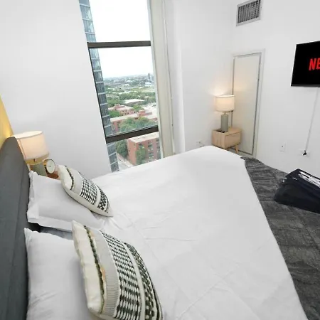 Apartment Skyline Luxury 19th Floor Retreat Near Grant Park *