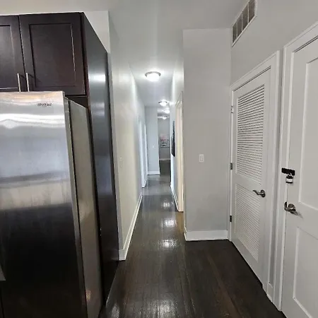 Spacious Modern Pilsen Retreat Sleeps 8 Near Downtown * Chicago