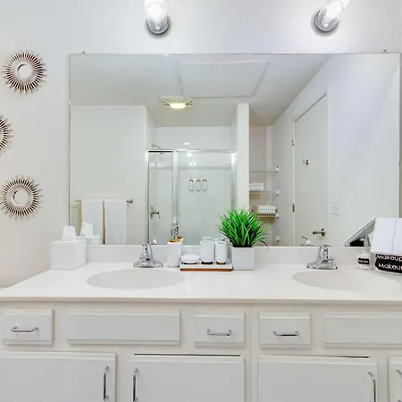Apartment Downtown With Free In & Out Parking-2 *