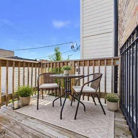 Modern Zen Retreat Mins From Downtown Apartment