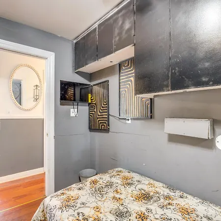 Apartment Walk To Stores & Parks! Stylish