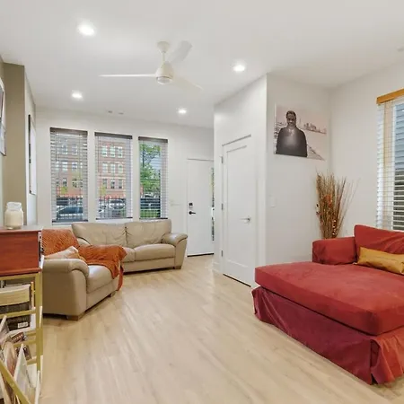 Black Gallery Solar 2br Woodlawn Apartment *