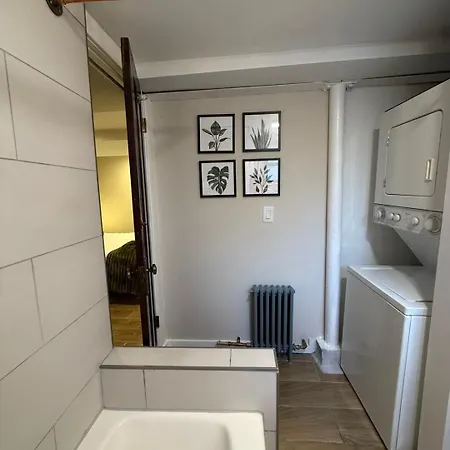 Near Wrigley • Sleeps 4 • Games + Fireplace Apartment *