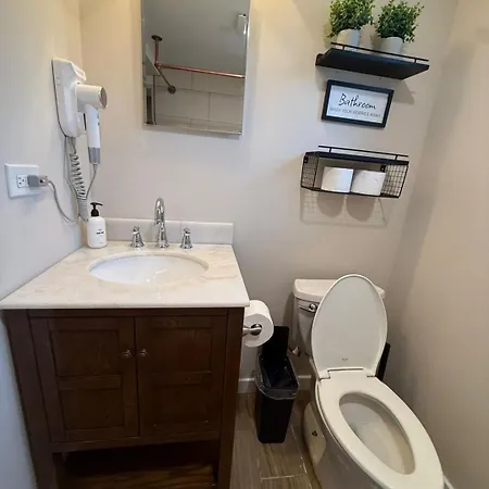 Apartment Near Wrigley • Sleeps 4 • Games + Fireplace