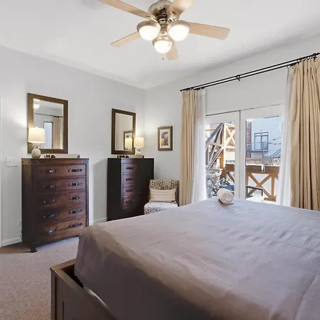 Heart Of East Village 2-bed 2-bath Peaceful Oasis Apartment