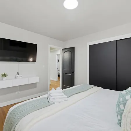 3br Near O'hare • Office • Coffee Bar • Sleeps 9 Apartment Chicago