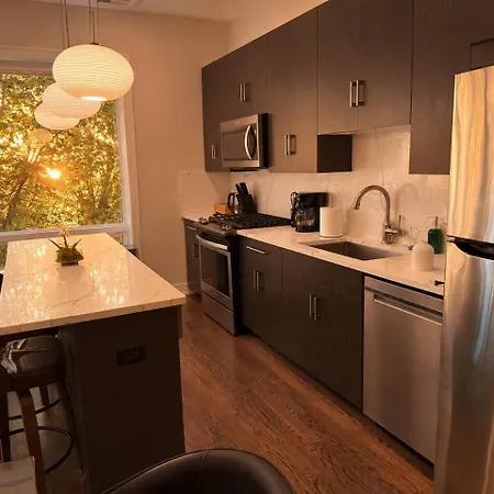 Spacious 4br West Loop Retreat With Optional Parking Apartment