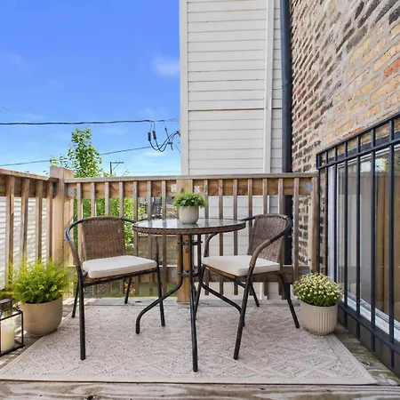 Modern Zen Retreat Mins From Downtown Apartment