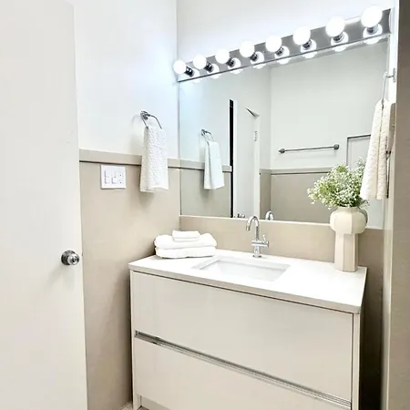 Steps To & Designer Lakefront With Free Parking Apartment