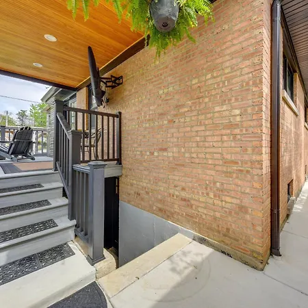 Cozy Retreat Near Wrigley & Universities *