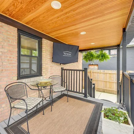 Cozy Retreat Near Wrigley & Universities * Chicago