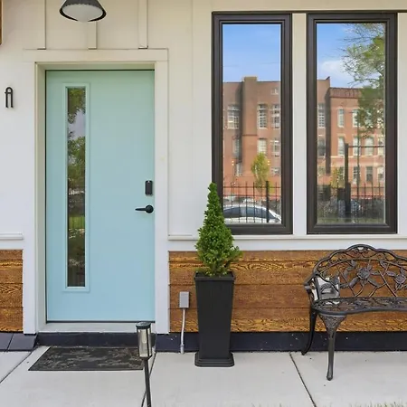 Black Gallery Solar 2br Woodlawn * Chicago