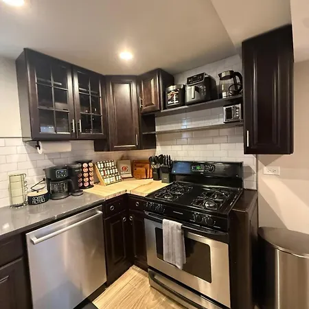 Near Wrigley • Sleeps 4 • Games + Fireplace Apartment Chicago