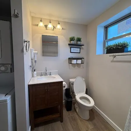Near Wrigley • Sleeps 4 • Games + Fireplace Apartment Chicago