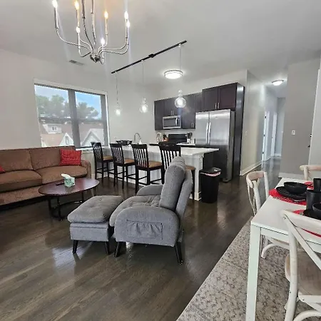 Apartment Spacious Modern Pilsen Retreat Sleeps 8 Near Downtown