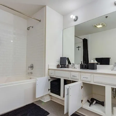 Apartment Downtown With Free In & Out Parking-2 *