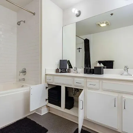 Apartment Downtown With Free In & Out Parking-2