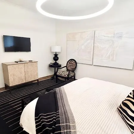 Steps To & Designer Lakefront With Free Parking Apartment *