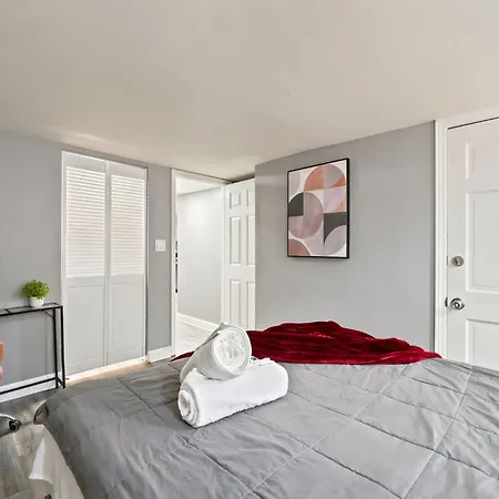 River West Retreat 2 Bedroom Garden Unit Apartment Chicago