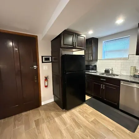 Apartment Near Wrigley • Sleeps 4 • Games + Fireplace