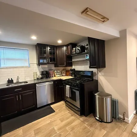 Near Wrigley • Sleeps 4 • Games + Fireplace *