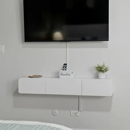 3br Near O'hare • Office • Coffee Bar • Sleeps 9 Apartment *