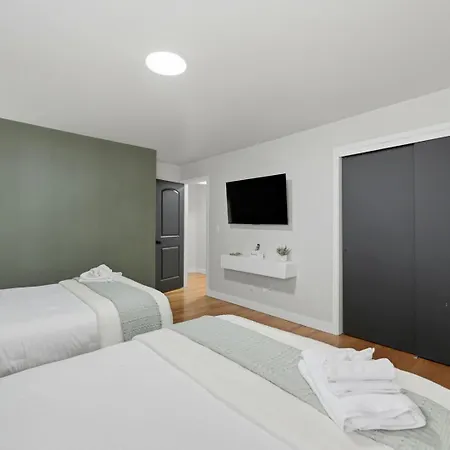3br Near O'hare • Office • Coffee Bar • Sleeps 9 Apartment *