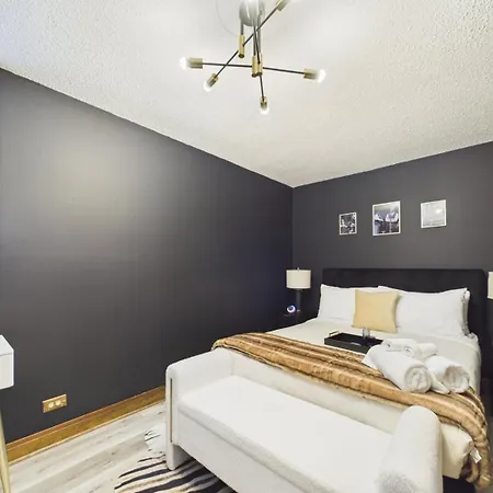 Luxury Wrigley Getaway 2br Parking