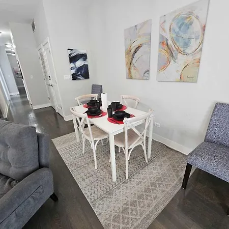 Spacious Modern Pilsen Retreat Sleeps 8 Near Downtown Apartment Chicago