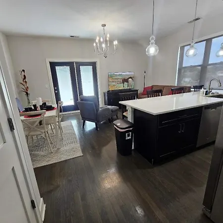Spacious Modern Pilsen Retreat Sleeps 8 Near Downtown Chicago