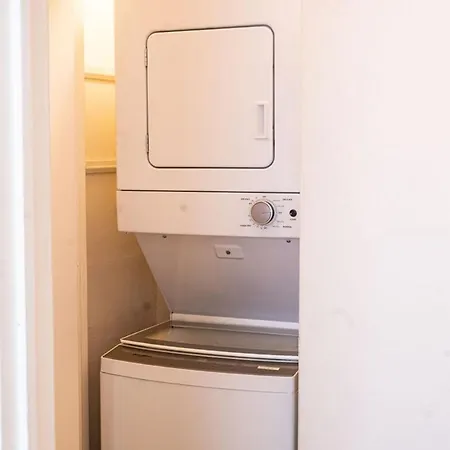 Steps To & Designer Lakefront With Free Parking Apartment *