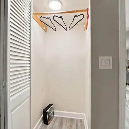 River West Retreat 2 Bedroom Garden Unit Apartment Chicago