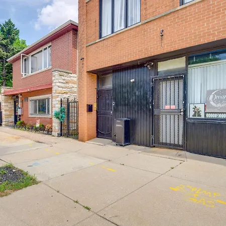 Walk To Stores & Parks! Stylish Apartment