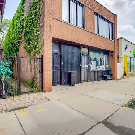 Apartment Walk To Stores & Parks! Stylish