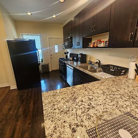2 Bedroom Unit In Uptown Chicago