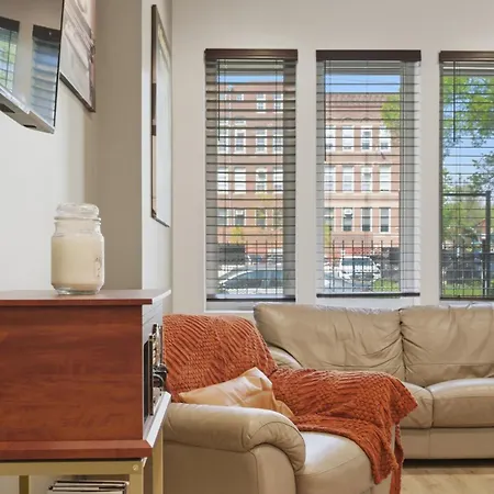 Black Gallery Solar 2br Woodlawn Apartment