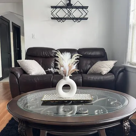 Cozy 3bd - Free Parking & Fast Wifi! Apartment