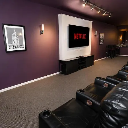 Skyline Luxury 19th Floor Retreat Near Grant Park *